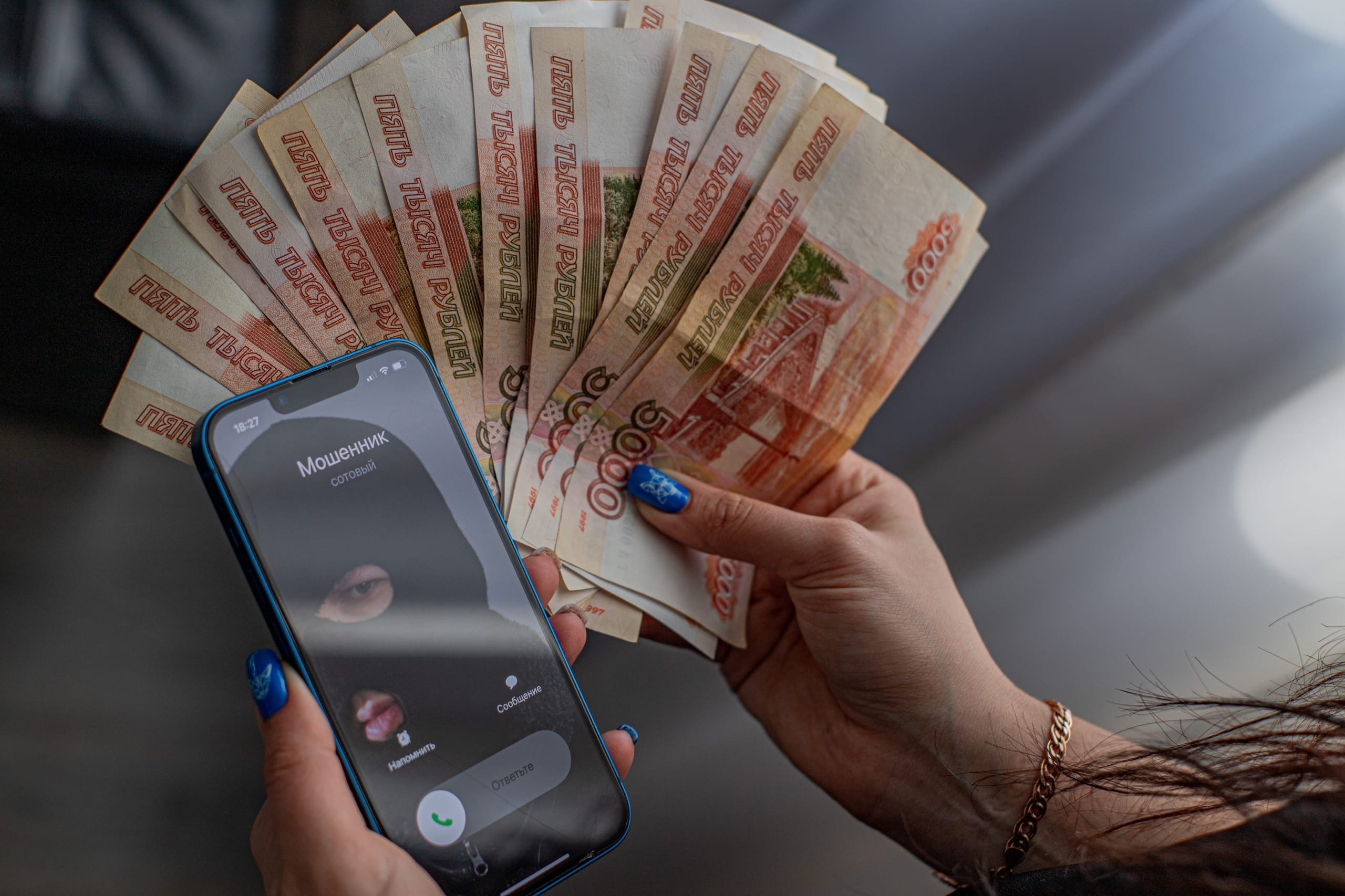 Новый знакомый из Барселоны обманул грязовчанку на 2,6 млн рублей.