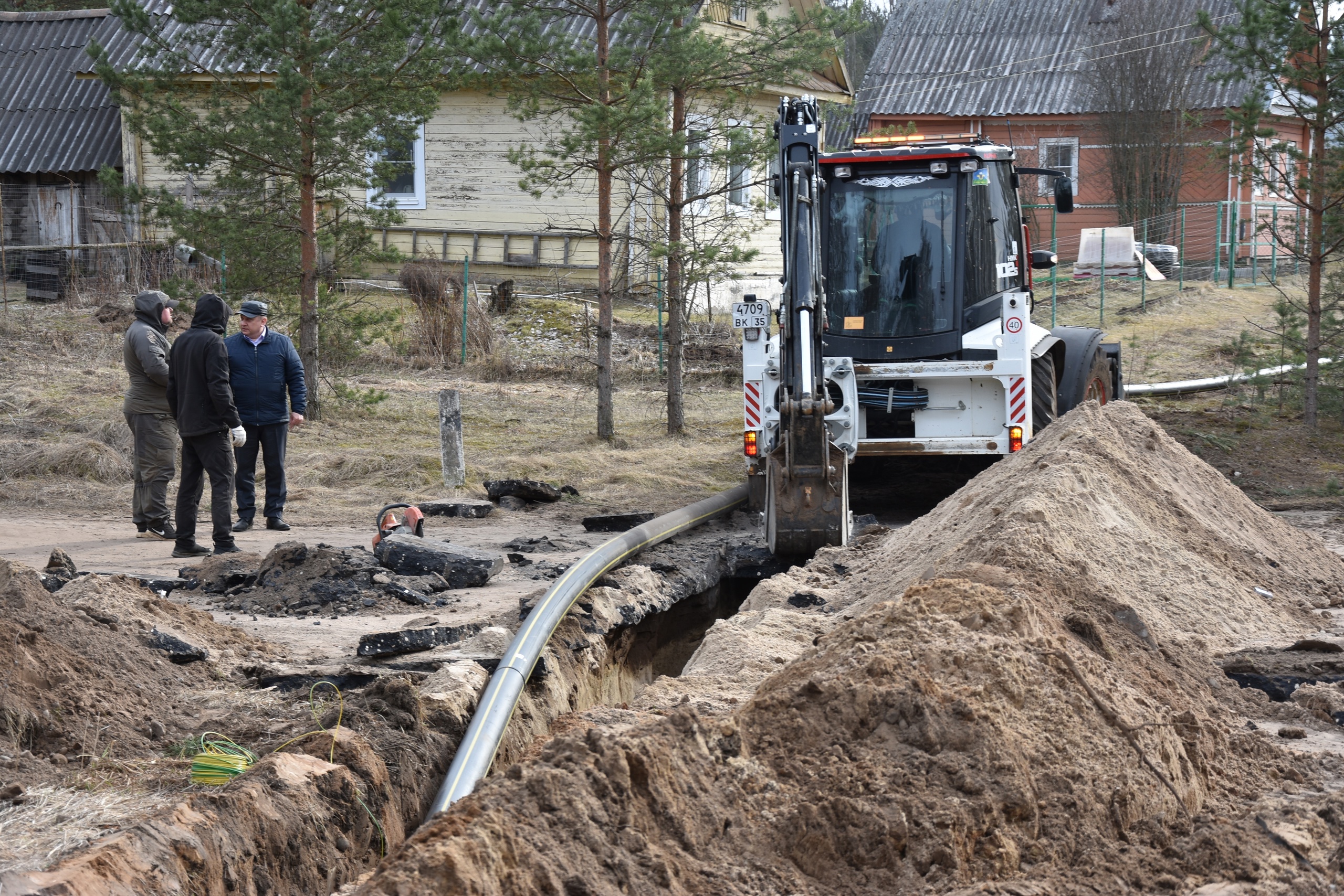 В рамках губернаторской программы &quot;Доступная газификация&quot; в деревне Ерохово полным ходом идет строительство газопровода.