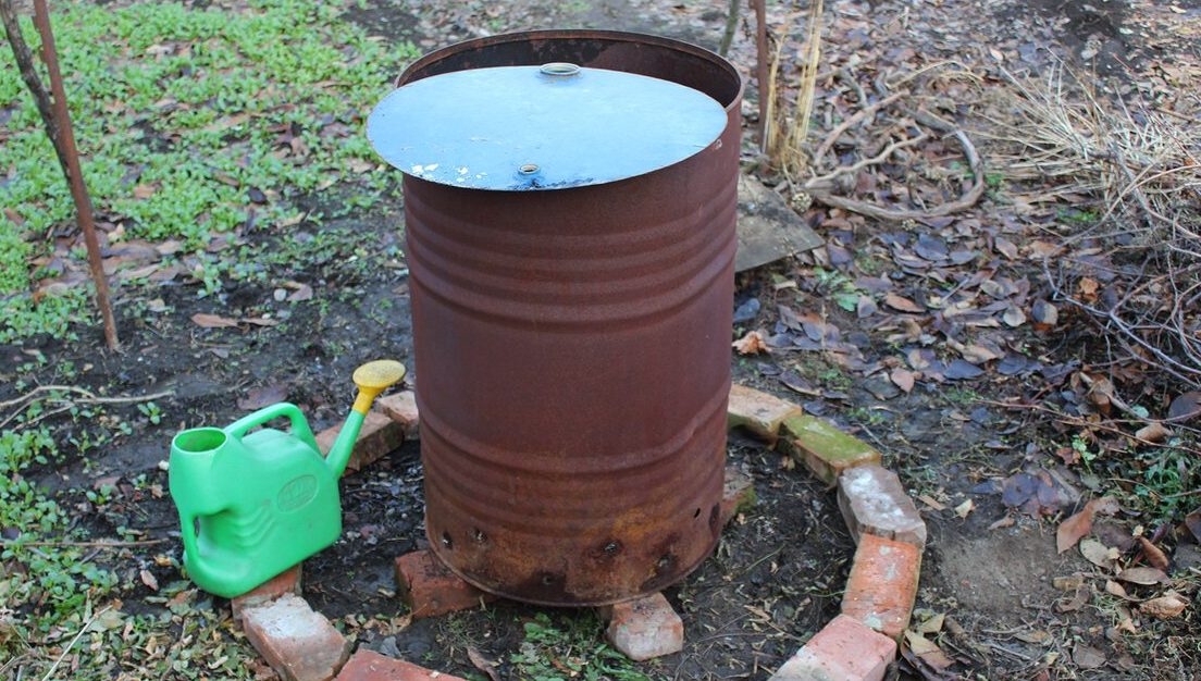 Как правильно сжигать мусор на своем участке.