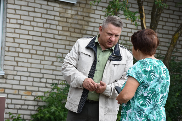 В рамках исполнения поручения врио Губернатора Вологодской области Глава округа Александр Косёнков встретился с Любовью Геннадьевной Соколовой из деревни Мегрино.. В рамках исполнения поручения врио Губернатора Вологодской области Глава округа Александр Косёнков встретился с Любовью Геннадьевной Соколовой из деревни Мегрино..