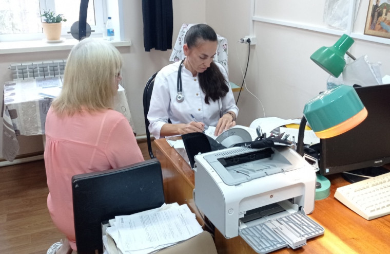 На приёме у мобильной бригады узких специалистов. На приёме у мобильной бригады узких специалистов.