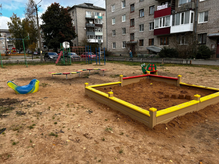 В рамках реализации федерального проекта «Формирование комфортной городской среды» национального проекта «Жилье и городская среда» было установлено новое детское игровое оборудование и скамейки. В рамках реализации федерального проекта «Формирование комфортной городской среды» национального проекта «Жилье и городская среда» было установлено новое детское игровое оборудование и скамейки.